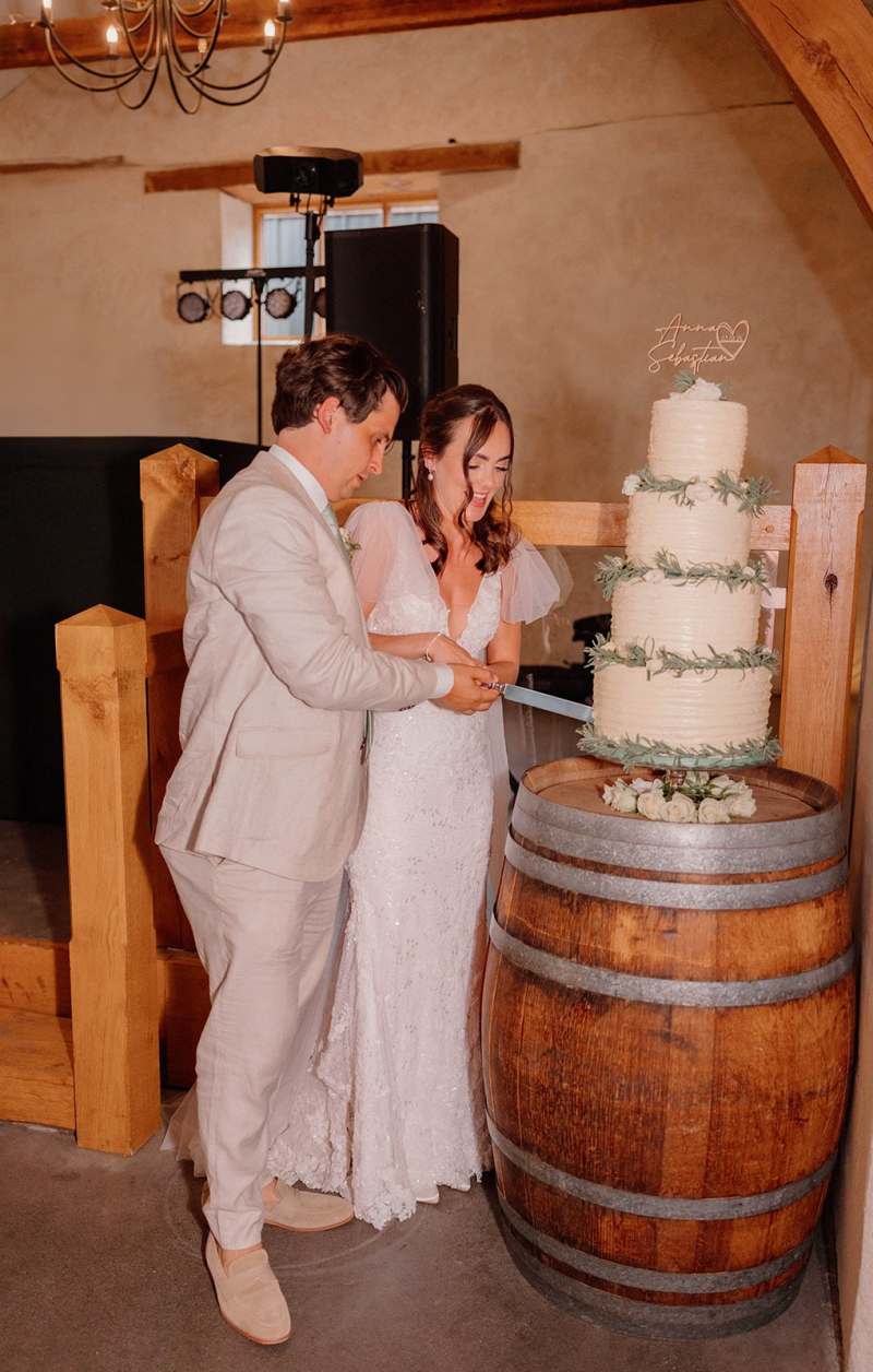 Cutting the cake by Sophie Mort Photography
